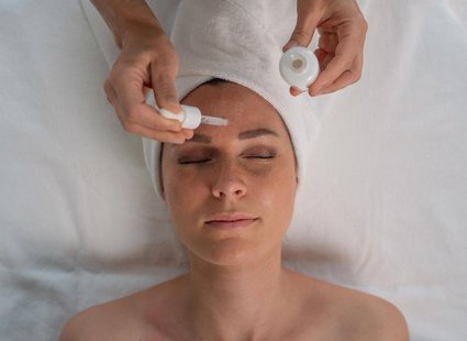 Frau bei der Beautyanwendung im Spa