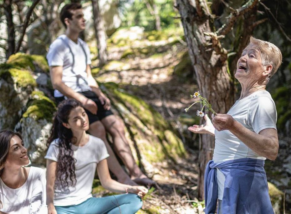 Geführte Wanderung im Preidlhof bei Naturns Eine Gruppe sitzt und steht auf einem Waldpfad, während eine Frau die Wanderung erklärt.