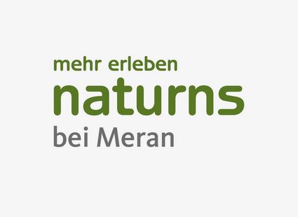 Logo mit der Aufschrift „mehr erleben naturns bei Meran“ auf hellem Hintergrund.