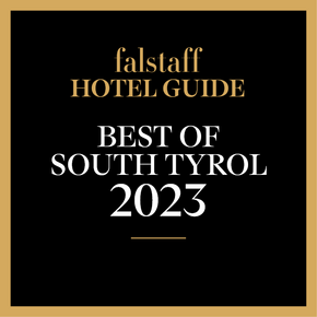 Ein schwarzes Auszeichnungsmotiv mit der Aufschrift Falstaff Hotel Guide Best of South Tyrol 2023 in Gold und Weiß.