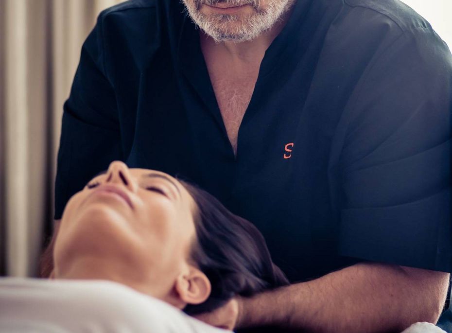 Frau bekommt eine Nackenmassage
