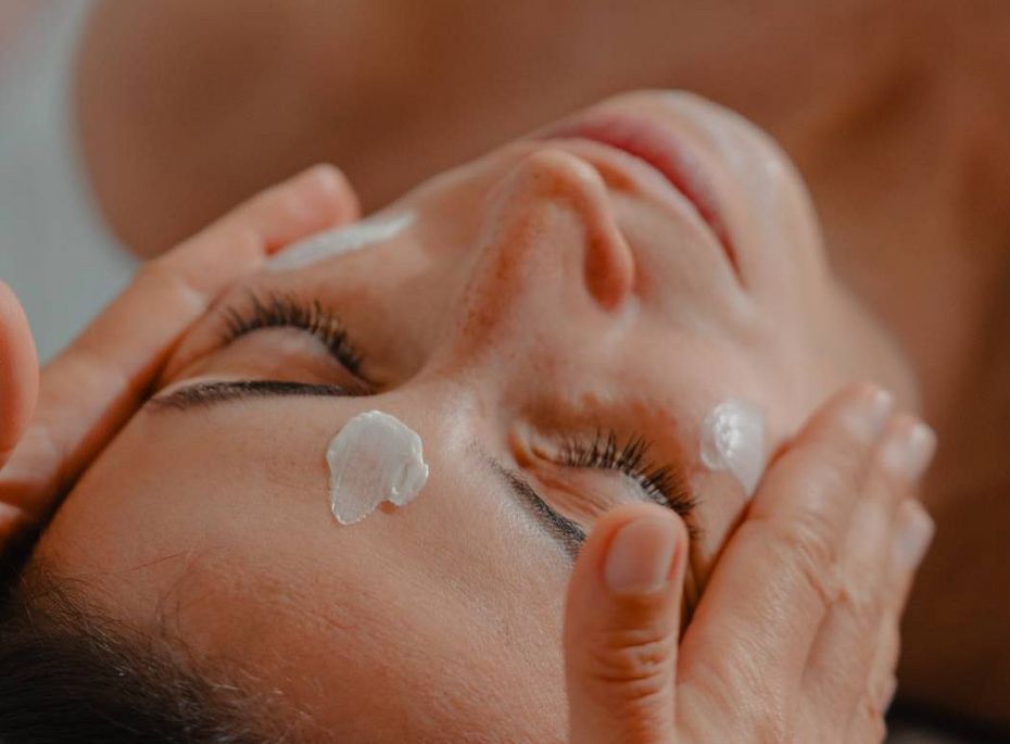 Gesichtsbehandlung im Wellnesshotel in Naturns Eine Person erhält im Wellnesshotel eine Gesichtsbehandlung mit Creme auf der Stirn.