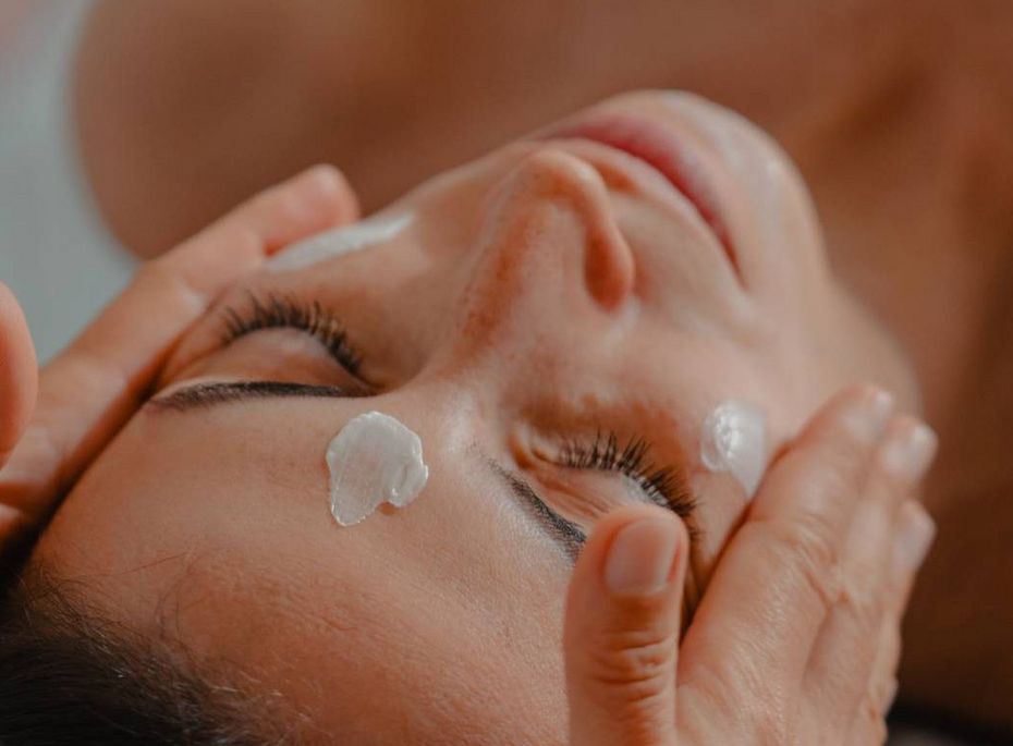 Gesichtsbehandlung im Wellnesshotel in Naturns Eine Person erhält im Wellnesshotel eine Gesichtsbehandlung mit Creme auf der Stirn.