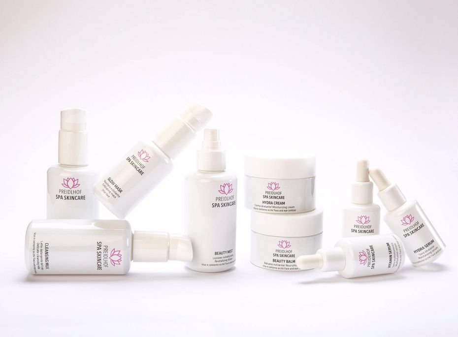 Preidlhof Spa Skincare Produkte Mehrere weiße Pflegeprodukte der Preidlhof Spa Skincare sind auf hellem Hintergrund arrangiert.