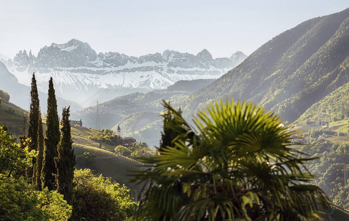 Blick über die alpine Landschaft der Texelgruppe mit Bergen, Tälern und schneebedeckten Gipfeln bei Naturns.