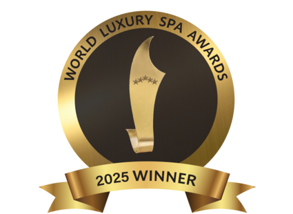 Eine goldene Auszeichnung mit der Aufschrift World Luxury Spa Awards 2025 Winner auf dunklem Hintergrund.