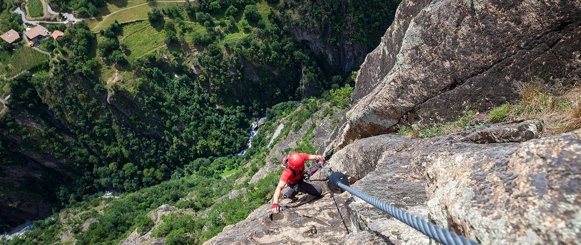 Kletterer in Felswand