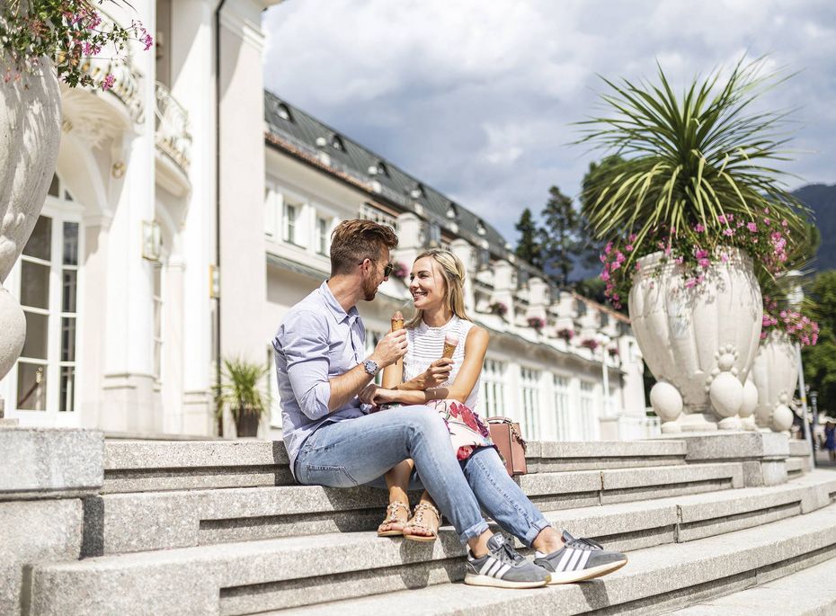 Paar auf der Terrasse am Preidlhof in Naturns Ein Paar sitzt auf den Treppen vor dem Preidlhof und hält gemeinsam ein Eis in der Hand.