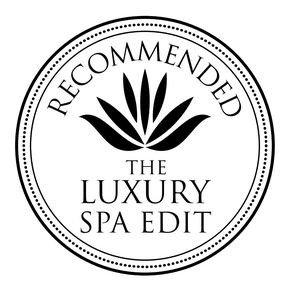 Ein rundes schwarz-weißes Siegel mit dem Schriftzug „Recommended“ und „The Luxury Spa Edit“.