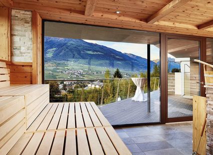 Blick aus der Holzsauna auf Terrasse und Berglandschaft im Sauna Tower des Preidlhof in Naturns.