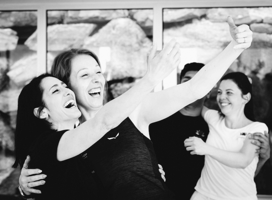 Zwei Frauen tun so als würden sie ein Selfie machen.