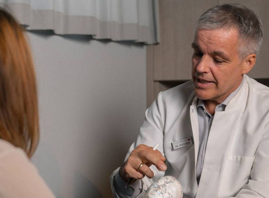 Beratung im Medical Spa im Preidlhof Ein Arzt erklärt einer Patientin ein Modell bei einer Beratung im Medical Spa.