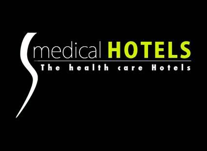 Das Logo von Medical Hotels steht auf schwarzem Hintergrund mit weißer und gelber Schrift.