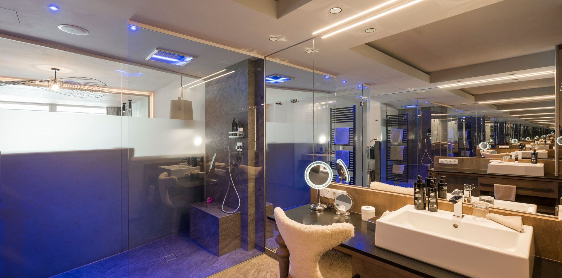 Ein modernes Bad mit Doppelwaschtisch, Spiegel und verglaster Dusche in der Luxury Suite You & Me im Preidlhof.