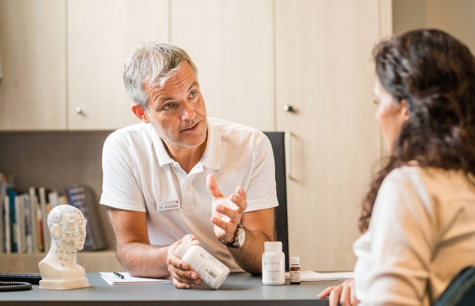Frau bei einem Arzt.