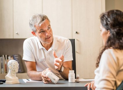 Frau bei einem Arzt.