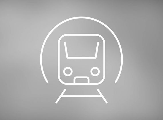 Ein schlichtes weißes Bahn-Icon auf grauem Hintergrund zeigt die Anreise mit dem Zug.