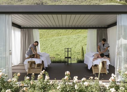 Zwei Spa-Behandlungen finden in einem offenen Pavillon mit Blick ins Grüne statt.