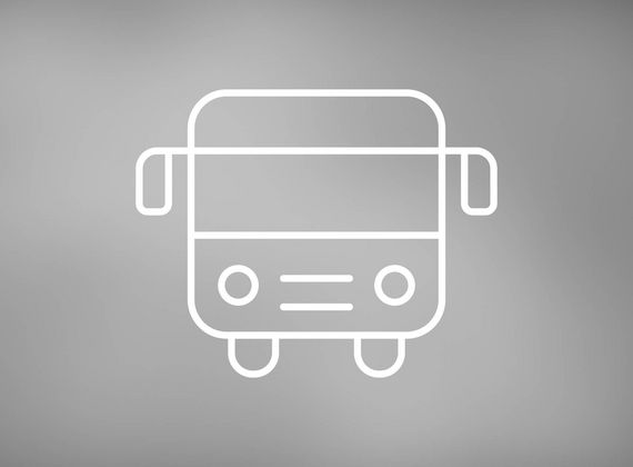 Ein weißes Bus-Symbol auf grauem Hintergrund zeigt die Anreise zum Hotel in Naturns.
