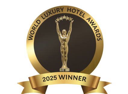 Goldenes Award-Emblem mit der Aufschrift „World Luxury Hotel Awards“ und „2025 Winner“.