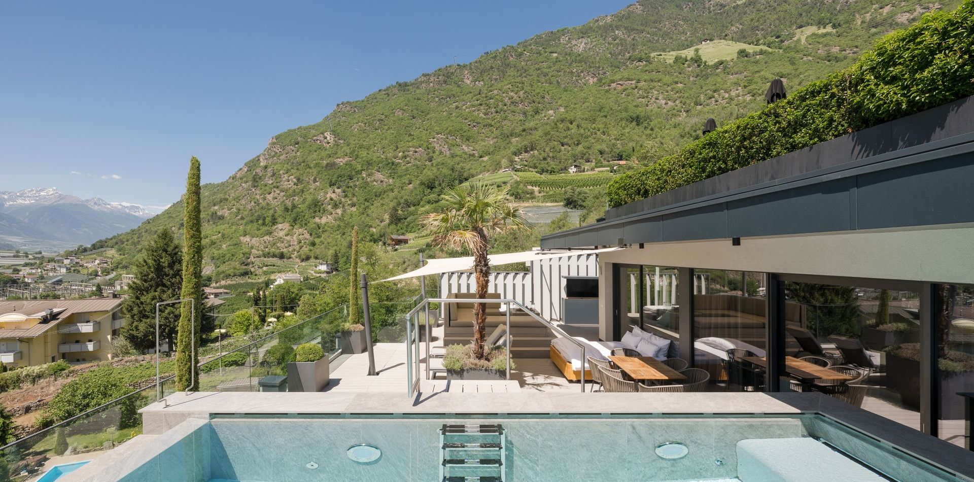 Die Penthouse Suite mit privatem Pool, Liegen und Terrasse blickt auf die Berge in Naturns.