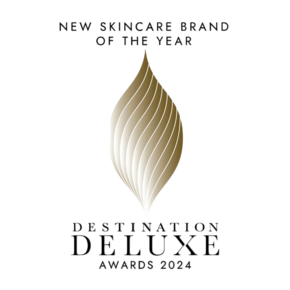 Eine goldene Blatt-Auszeichnung mit der Aufschrift „New Skincare Brand of the Year“ und „Destination Deluxe Awards 2024“.