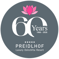 Ein rundes Logo mit der Aufschrift „60 Years 1966–2026“ und dem Namen Preidlhof Luxury DolceVita Resort.